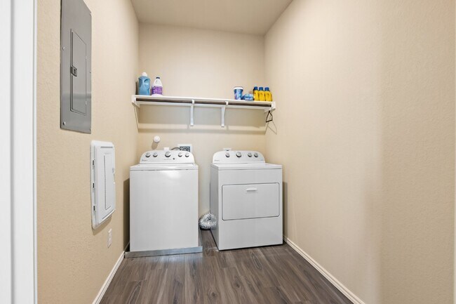 Building Photo - "Spacious 4-Bed Oasis with Granite Counter...