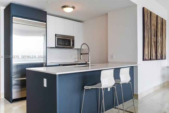 Building Photo - 1300 Brickell Bay Dr