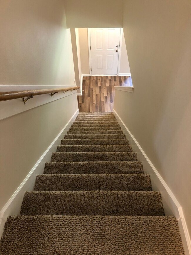 Building Photo - Large 5 Bedroom, 3 Bathroom Single Family Home