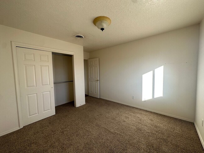 Building Photo - 3 Bedroom 2 Bathroom Home for rent in Bloo...