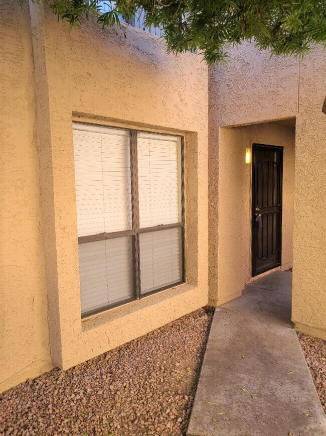 Primary Photo - GORGEOUS REMODEL! 2 BEDROOM IN POINTS WEST!