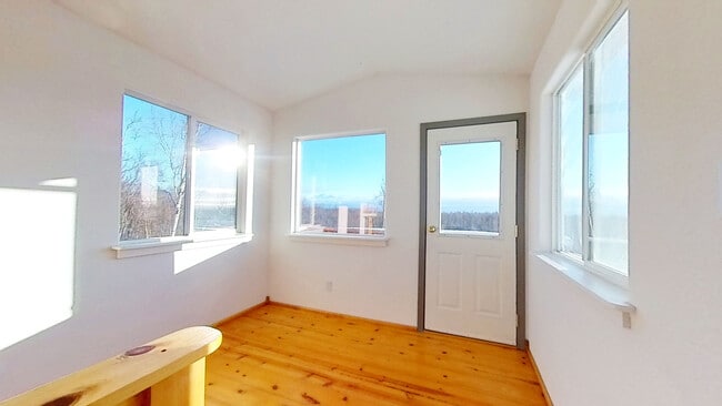 Crows nest - 4300 W Overby St