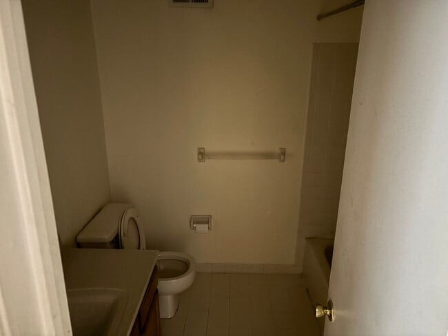Building Photo - Abbey Lane Townhome 3 Beds 3 Baths!!