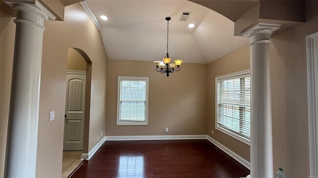 Building Photo - 703 Kingsley Dr