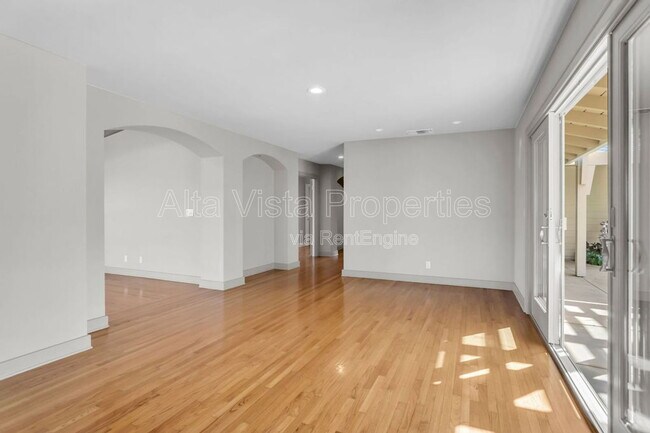 Building Photo - 5940 La Jolla Mesa Dr