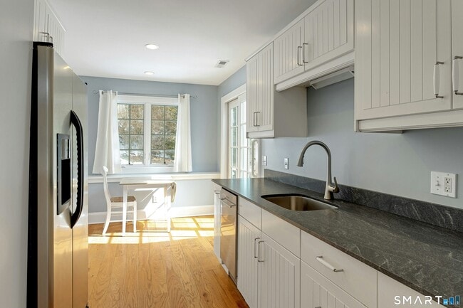 Building Photo - 19 Robin Hood Ln