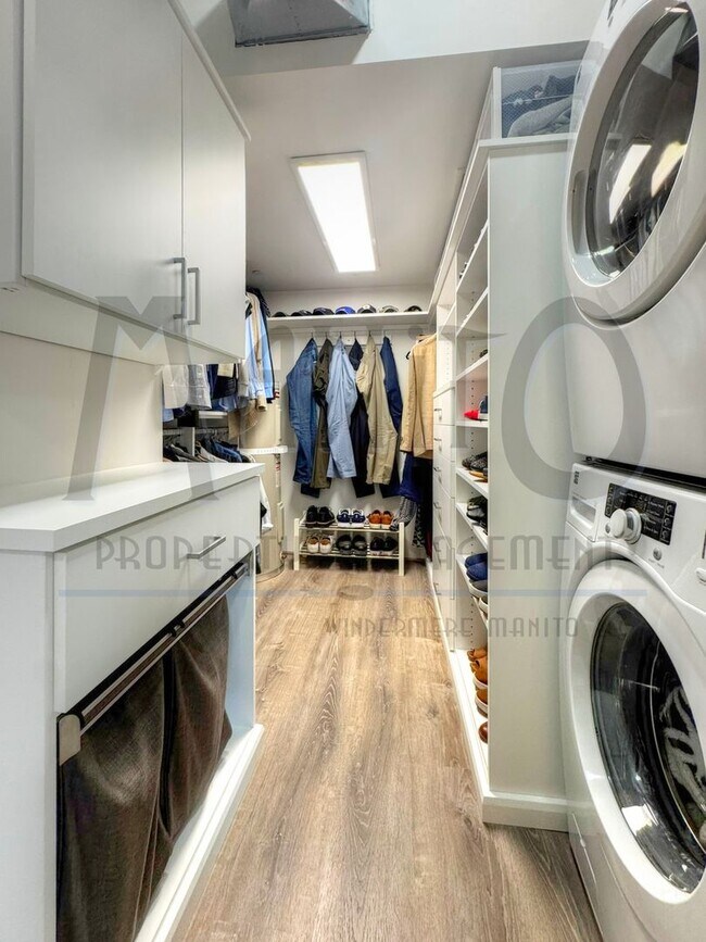 Building Photo - Stunning & Spacious Downtown Condo
