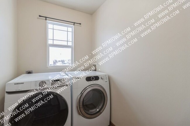 Building Photo - Commuter's Dream!!  3 Bedroom, 2.5 Bathroo...