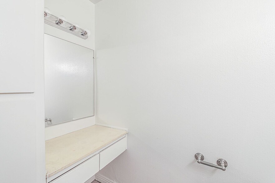 Building Photo - 1600 Mabury St