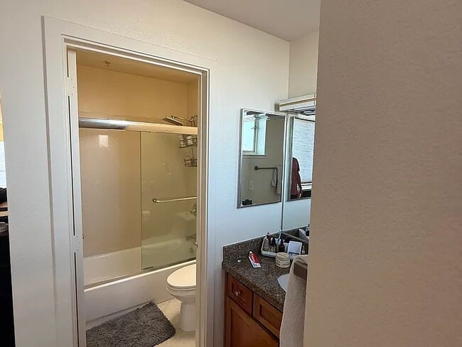 Building Photo - "Chic Urban Living: 2-Bed, 2-Bath Gem on Harrison St in SF!"