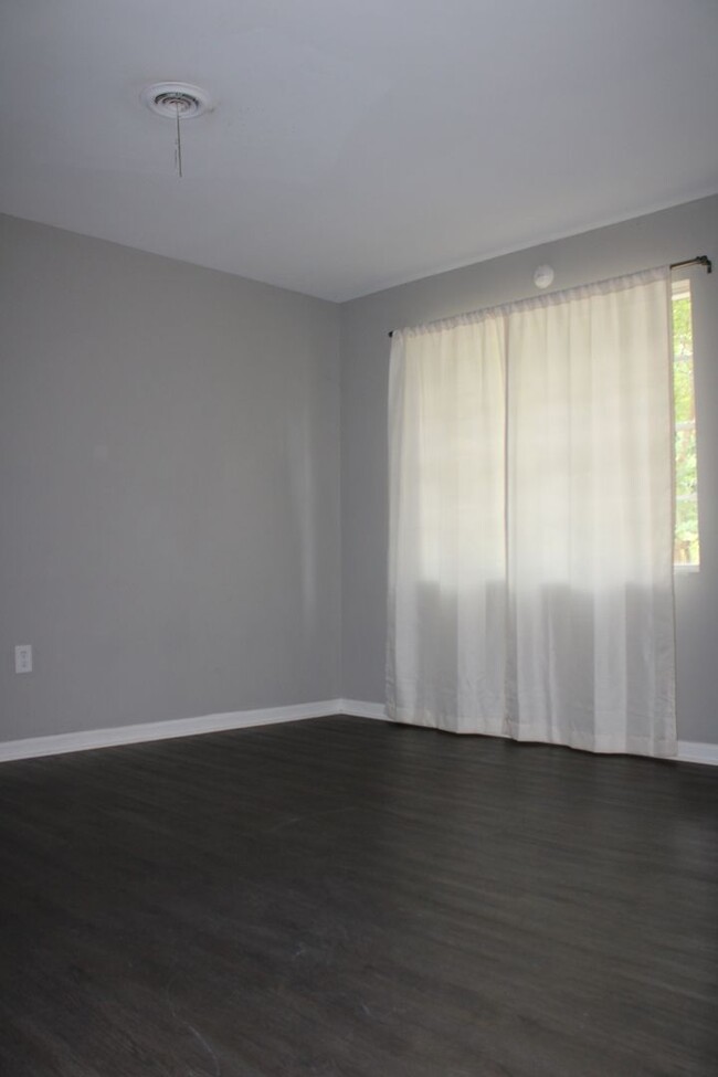 Building Photo - Charming 3 Bedroom, 1.5 Bath Home with Gar...