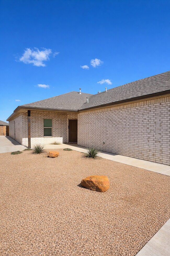 Building Photo - Comfort and style that won’t stretch your wallet