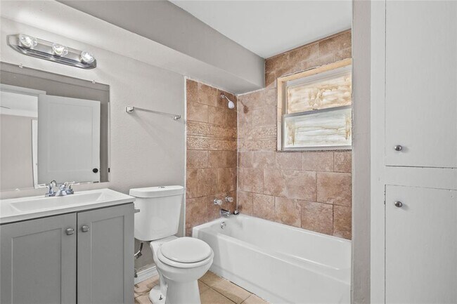 Building Photo - 4020 Avenue O 1/2