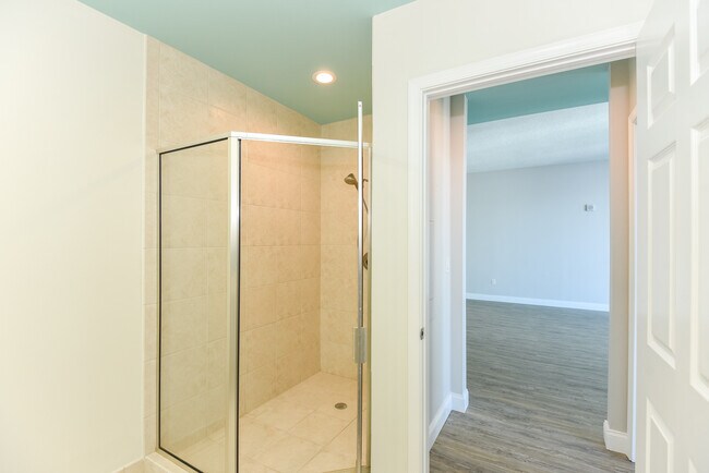 Building Photo - 231 Riverside Dr