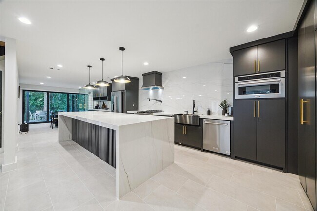 Building Photo - 203 Cove Creek Ln