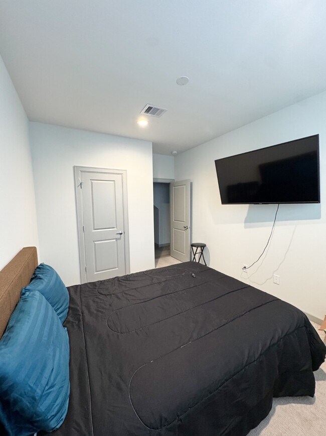 Building Photo - 719 Emile St