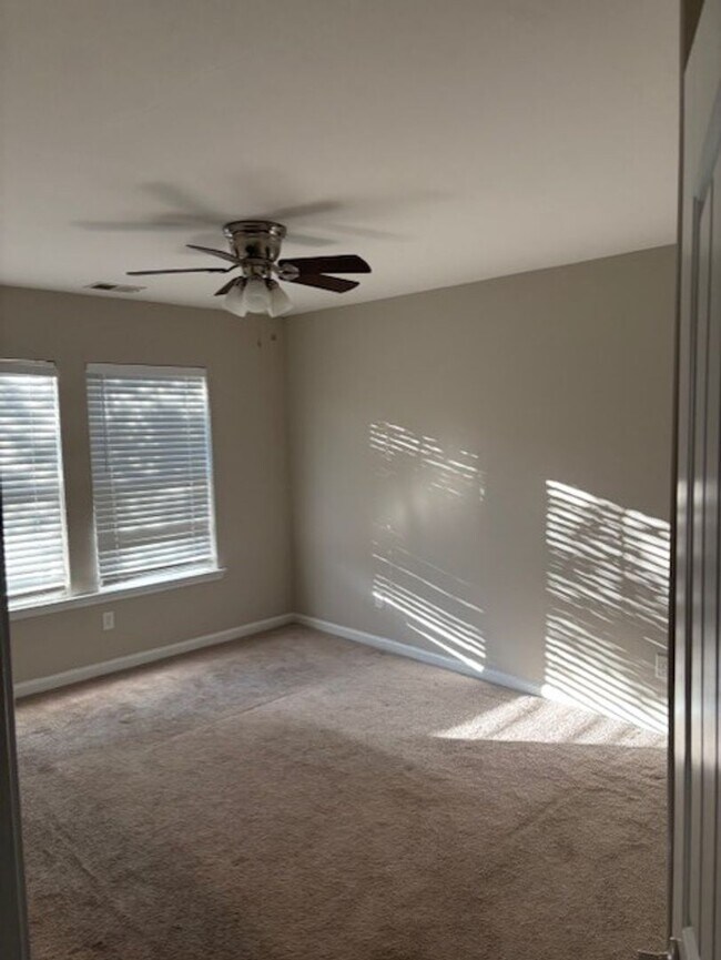 Building Photo - This beautiful 4 bedroom, 2.5 bath home in...