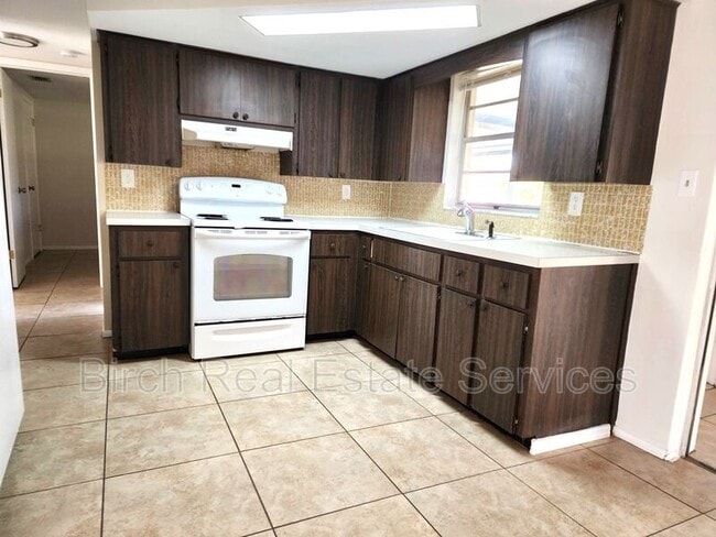 Building Photo - 1708 Springdale Dr