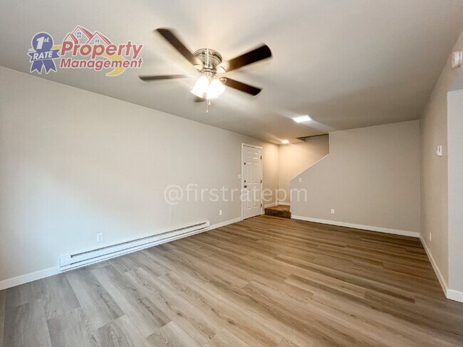 Building Photo - 1030 E Floral Ln