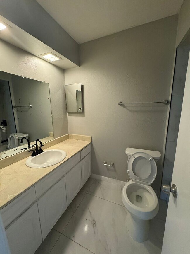 Building Photo - 2604 Timberlake Dr