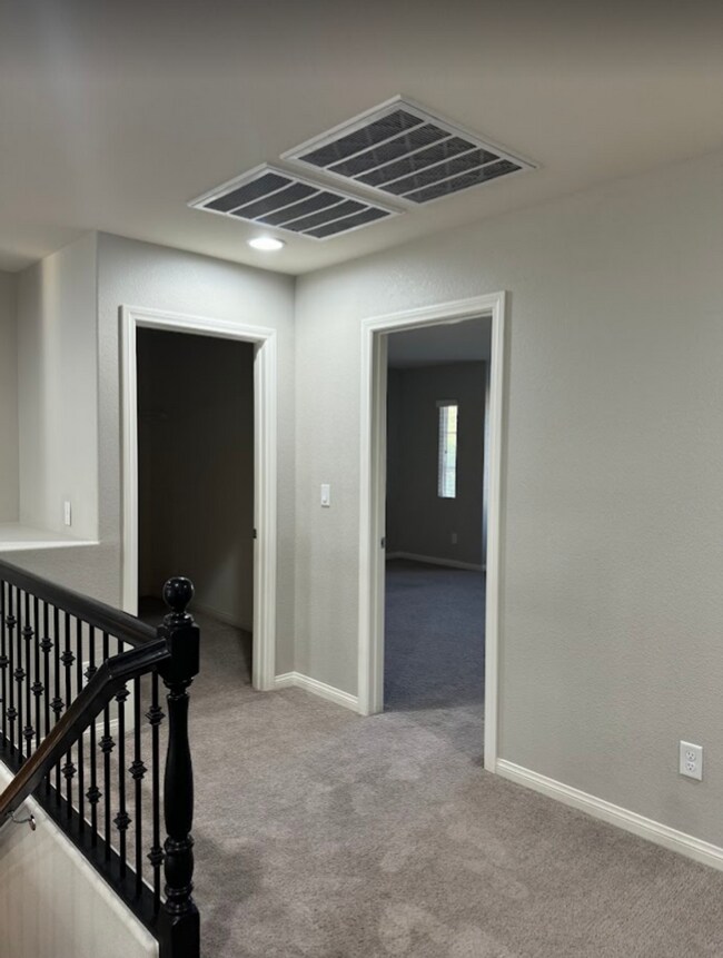 Building Photo - Large Stunning 5 Bedroom Home in the South...