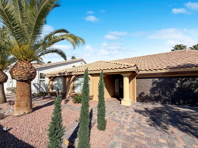 Building Photo - Designer Delight in Green Valley