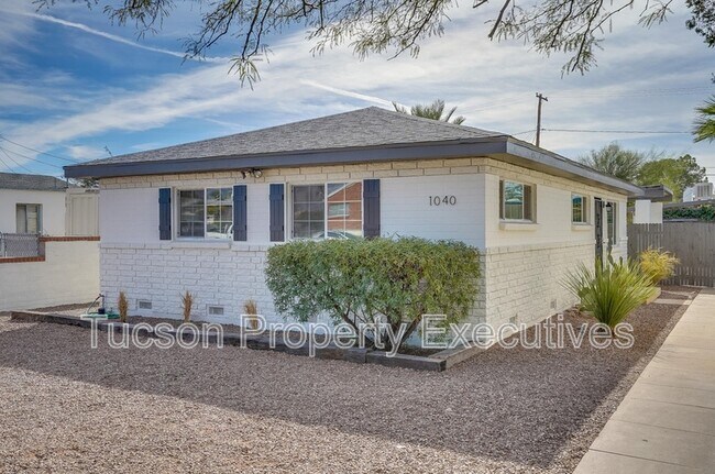 Building Photo - 1040 E Linden St