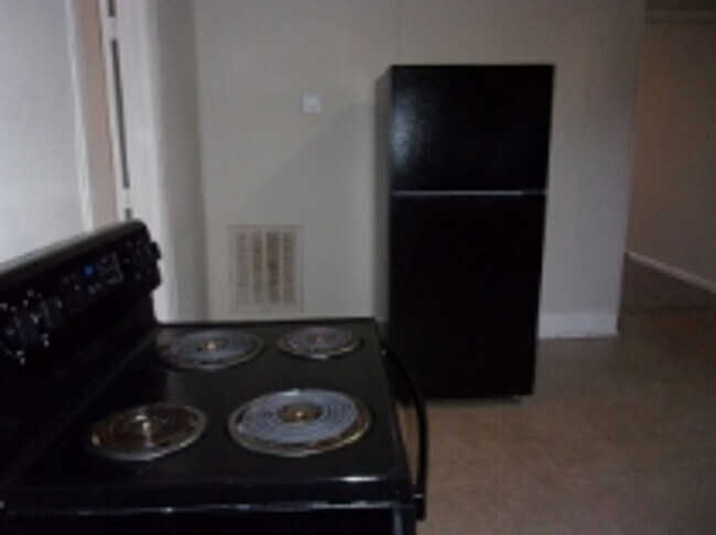 Building Photo - 526 Leslie St