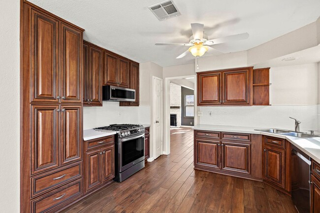 Building Photo - 4910 Pelham Dr