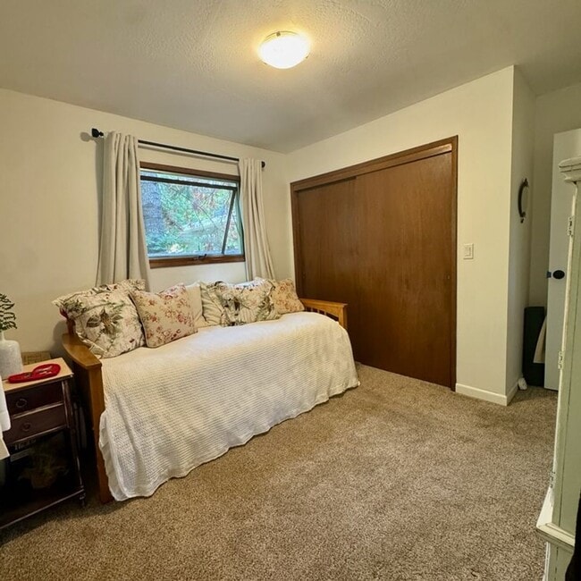 Building Photo - Beautiful lakeview home for rent