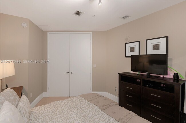 Building Photo - 16001 Collins Ave