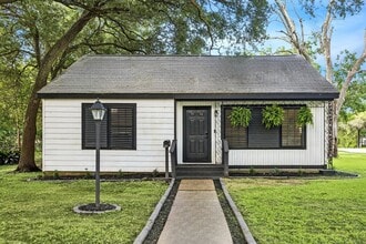 Building Photo - 2423 Meadow Ln