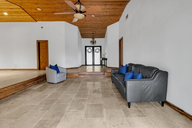 Building Photo - 13400 N Calusa Club Dr