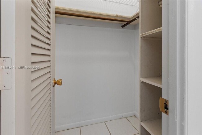 Building Photo - 2200 Park Ln