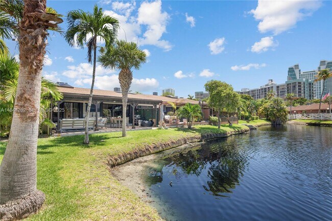 Building Photo - 2665 Parkview Dr S