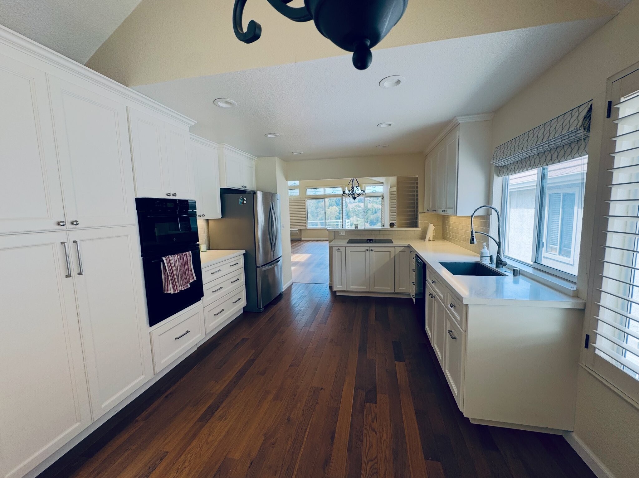 Building Photo - 6120 Lakeview Cir