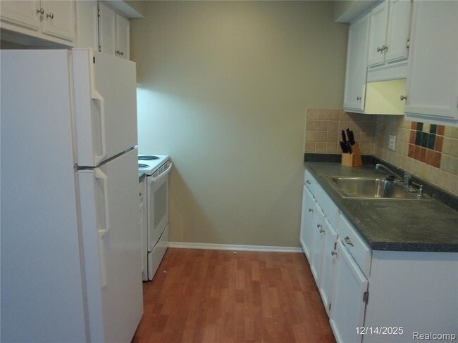 Building Photo - 22843 Grove St