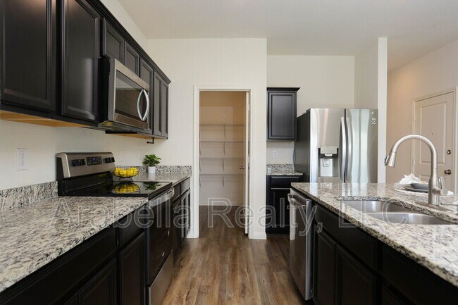 Building Photo - 5105 Hydra