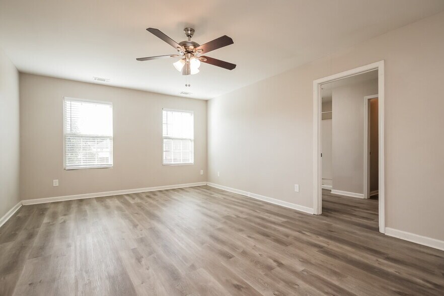 Building Photo - 207 Shaker Hollow Dr