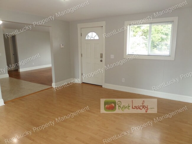 Building Photo - Super-Cute 3-Bedroom House in Fantastic Re...