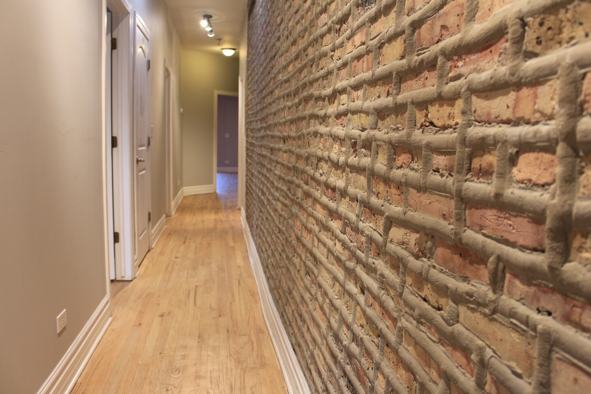 exposed brick throughout - 4541 s prairie ave