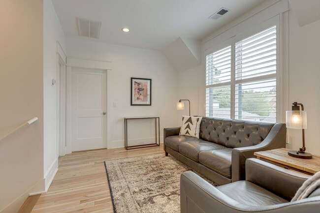 Building Photo - Franklin Home For Lease