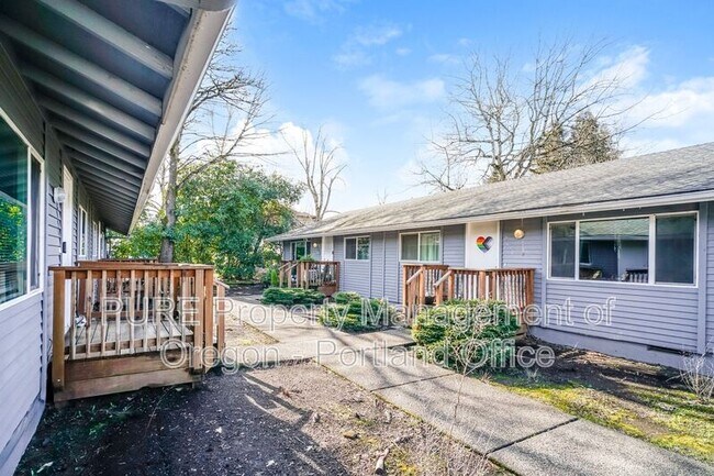 Building Photo - 2094 SE Pinelane St