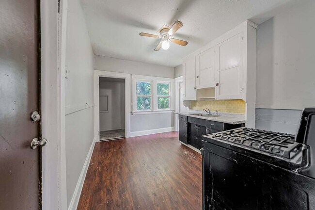Building Photo - 3484 W 58th St