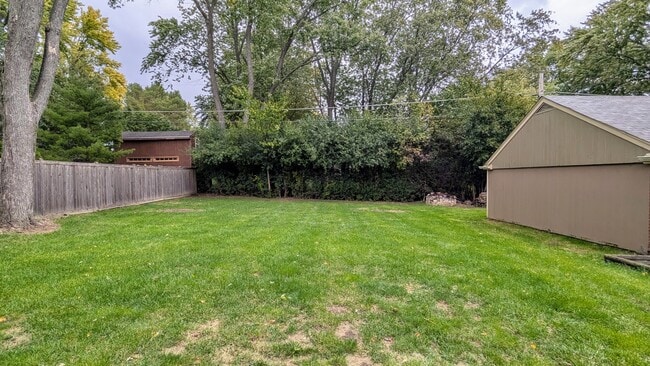 Building Photo - 917 S Summit St