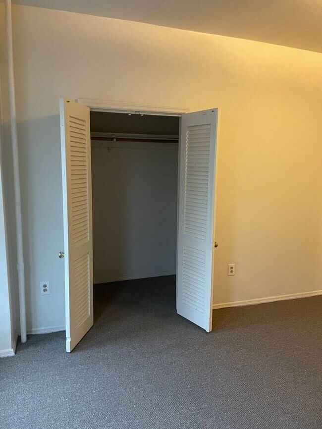 Building Photo - 3 Bedroom Apartment w Free Heat