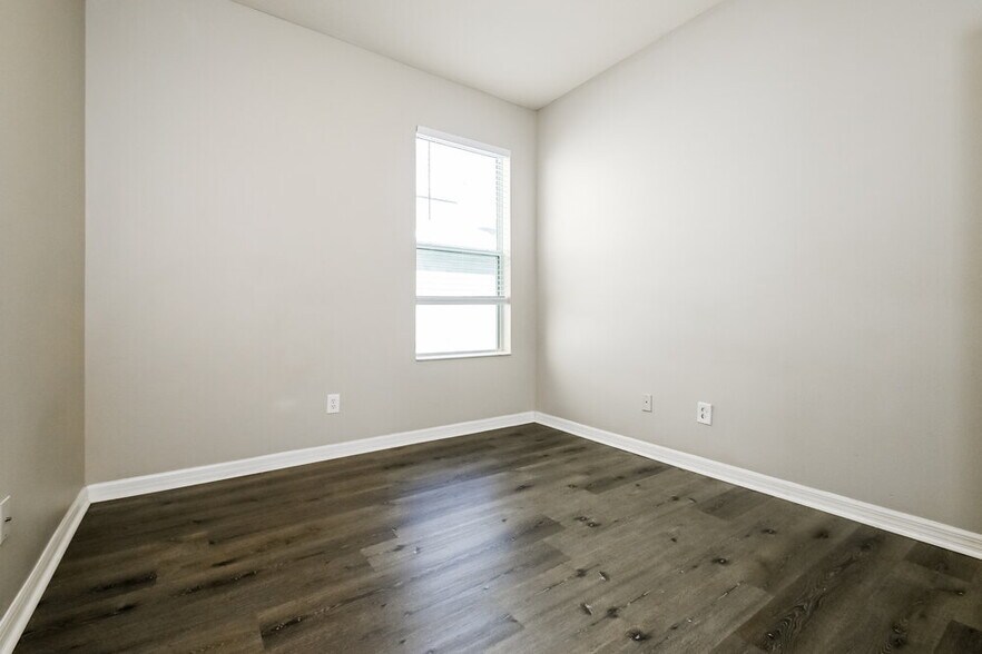 Building Photo - 12611 Geneva Glade Dr