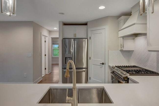 Building Photo - Modern 4 Bedroom/ 3 Bath Home in East Nash...