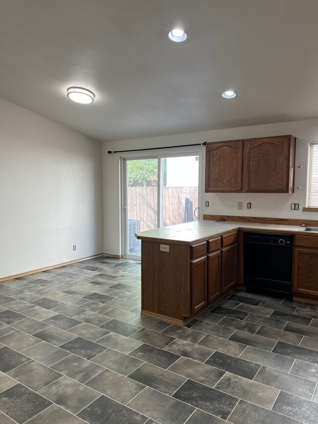 Building Photo - Nice Duplex in SW Redmond