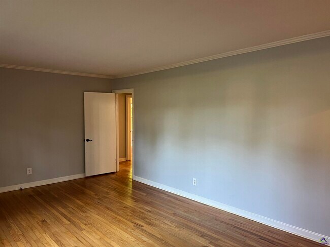 Building Photo - 2855 Riverview Rd